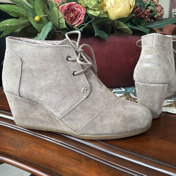 Toms Genuine Suede Desert Wedge Ankle Bootie Neutral Lace Up Rounded Toe Boots - Picture 11 of 16